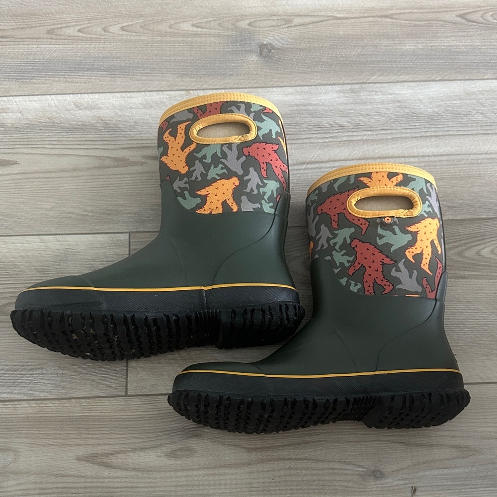 Bogs Kids' Forest Camo Boots size 6 (39) - Picture 3 of 9